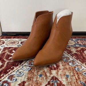 bnib size 6 pointed-toe camel booties